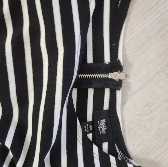 Black and White Form Fitting Dress. With Accent Ruffle and Cap Sleeves. New - Picture 3 of 7